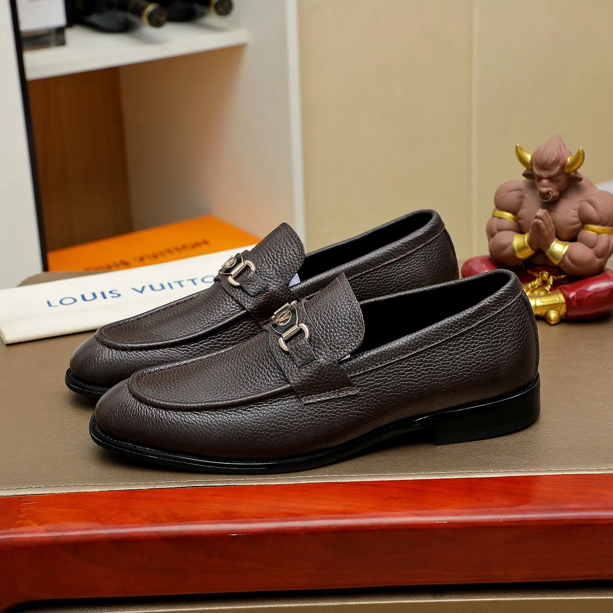 Men's shoes 💰 440💰 Louis Vuitton LV ® 🆕 model 🔛 full shoe counter, first layer cowhide, 🐂leather lining casual shoes for men, super soft outsole, a must-have for driving. The counter is synchronized with the original first layer cowhide, completely 1:1 mold customization 🌹 top version, color optional! Number: 38-44 (45.46 customized)
